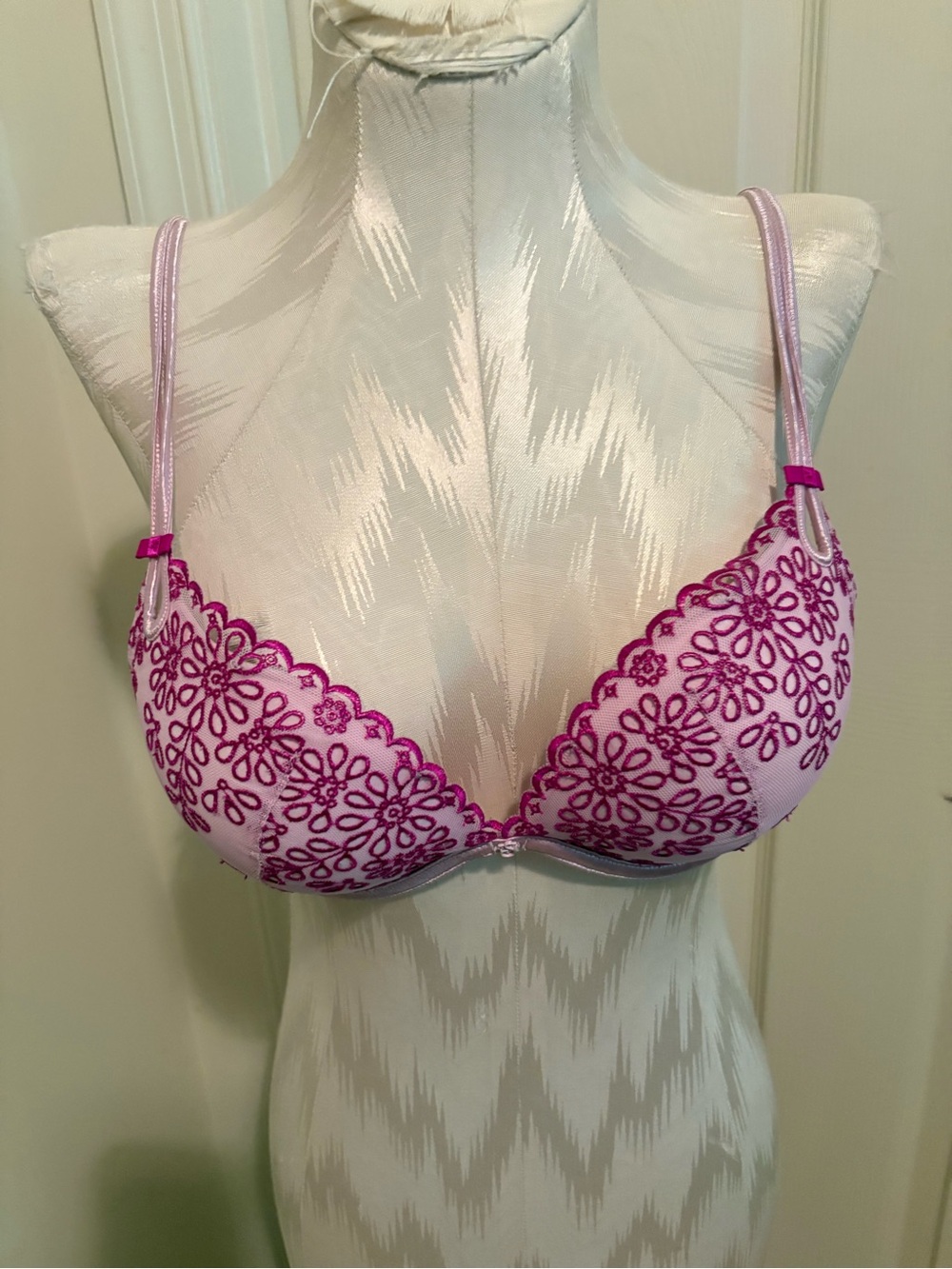 Victoria’s Secret “sexy little things”  Light Pink Lace-Embroidered  36B Bra
